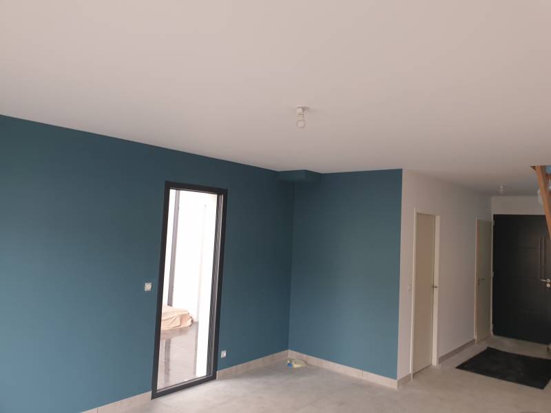 Application d'une couleur en peinture sur mur dans une maison neuve à Talence dans le 33