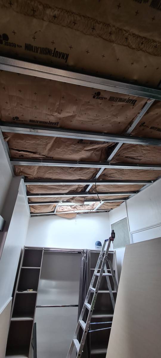 Pourquoi installer un faux plafond avec isolation phonique dans une salle à manger sur Mérignac 33 ?